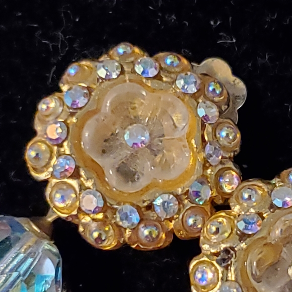Vintage goldtone clip-on earrings flower center with ab stones and ab beads - Picture 3 of 11